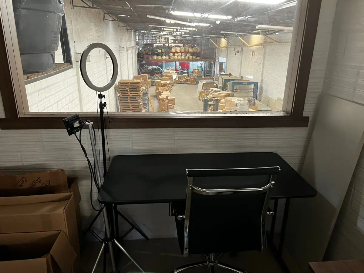 LOTE 118 - Mesa e cadeira 