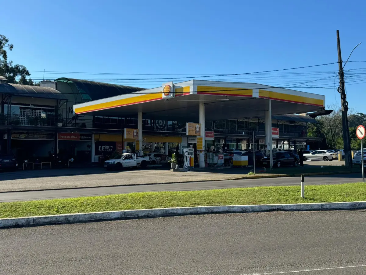 LOTE 002 - Prédio Comercial em alvenaria - shopping de lojas e posto combustivel