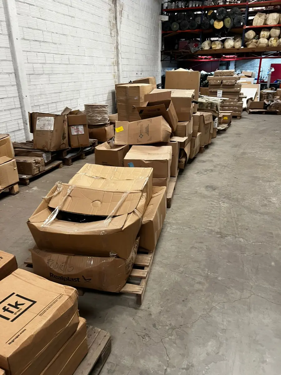 LOTE 035 - Lote de componentes para montagem de cadeiras 