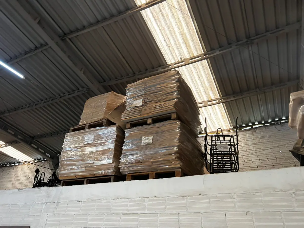 LOTE 035 - Lote de componentes para montagem de cadeiras 