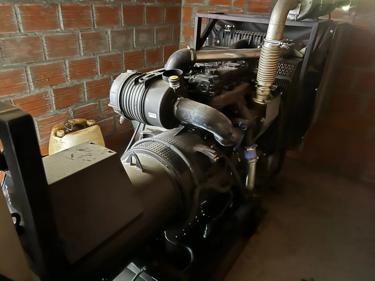 LOTE 121 - Gerador 110KVA motor Perkins 