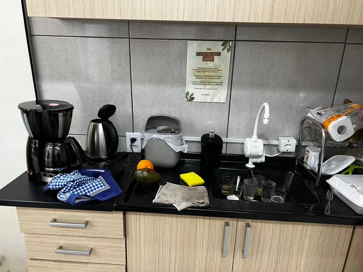 LOTE 008 - Balcão com gavetas e portas 