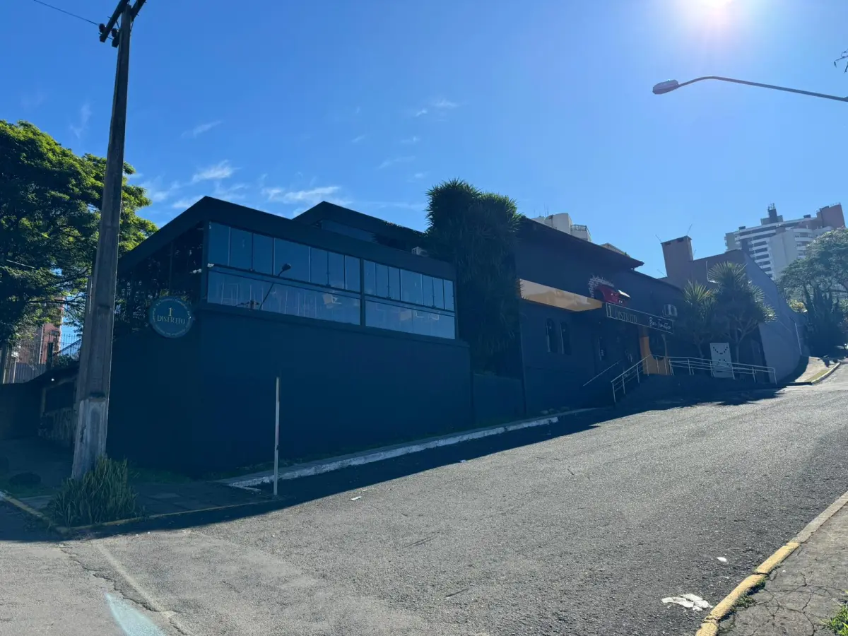 LOTE 011 - Prédio de alvenaria, em terreno de 10m(Av 3) por 30,50 de esquina