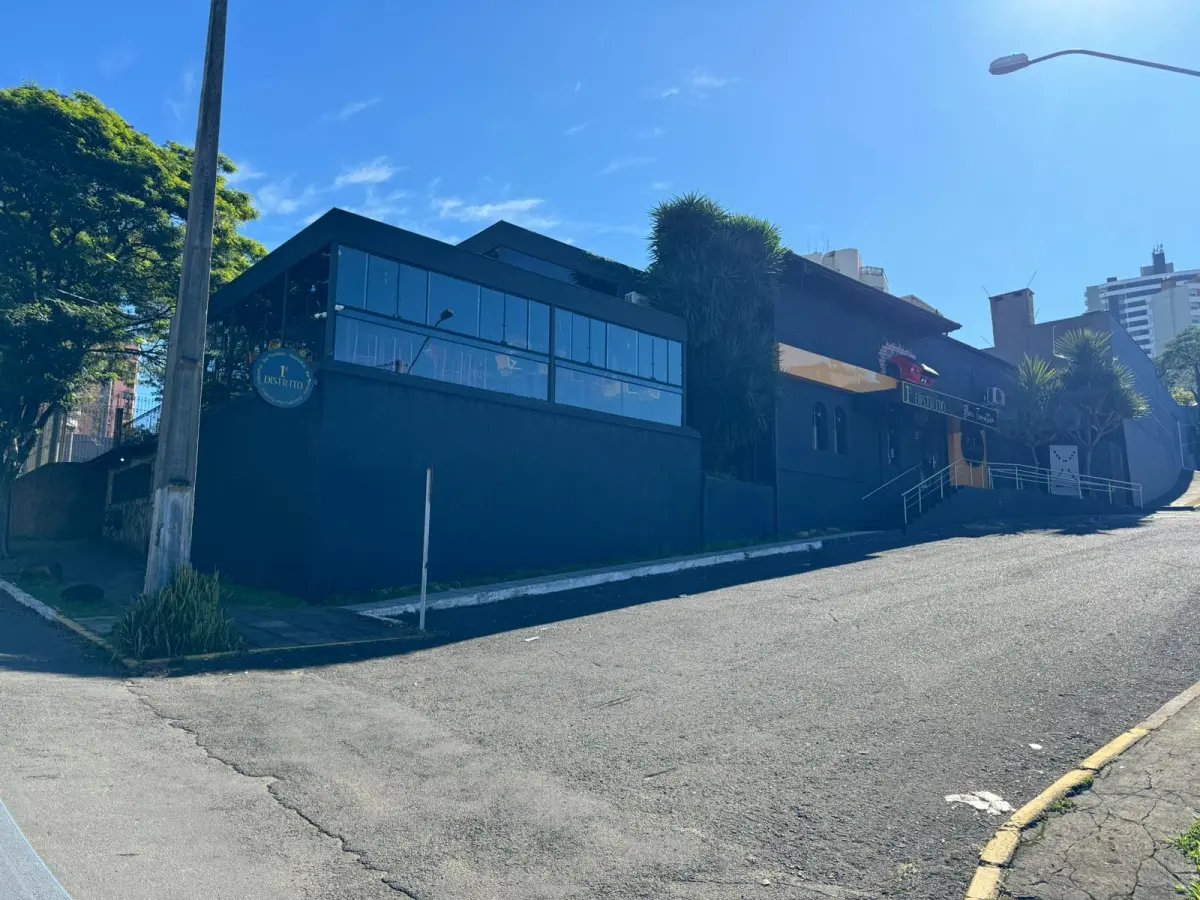 LOTE 011 - Prédio de alvenaria, em terreno de 10m(Av 3) por 30,50 de esquina