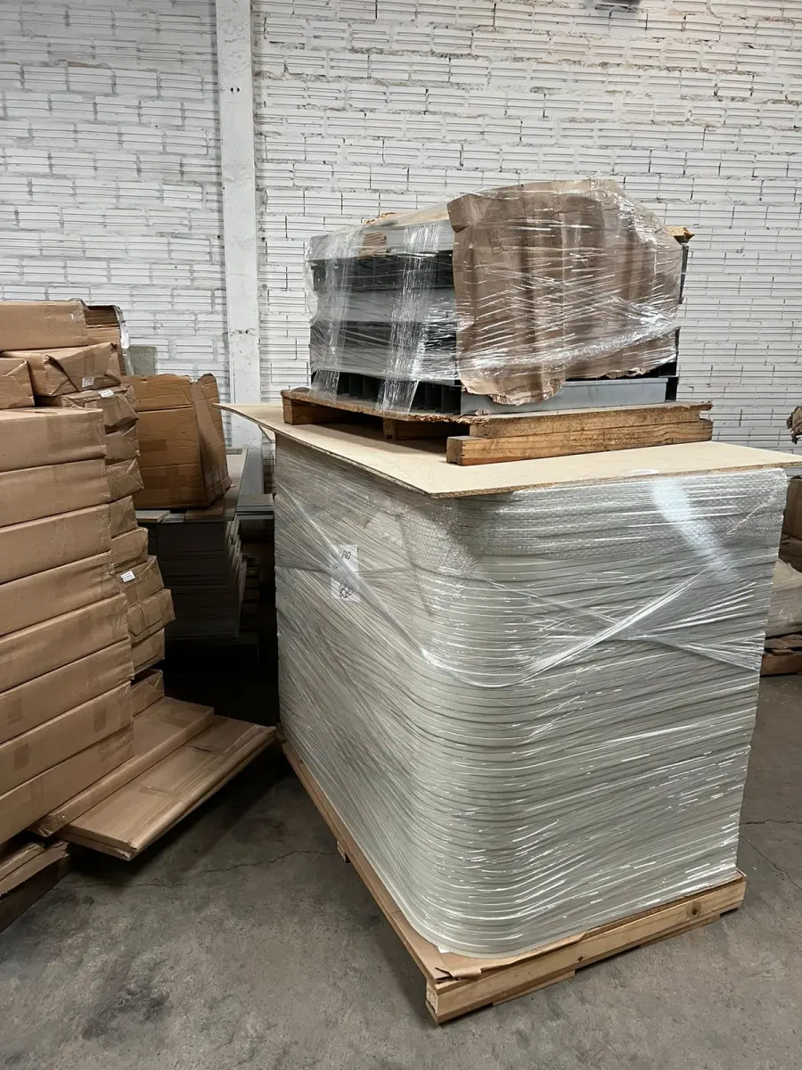 LOTE 036 - Lote de moveis embalados 