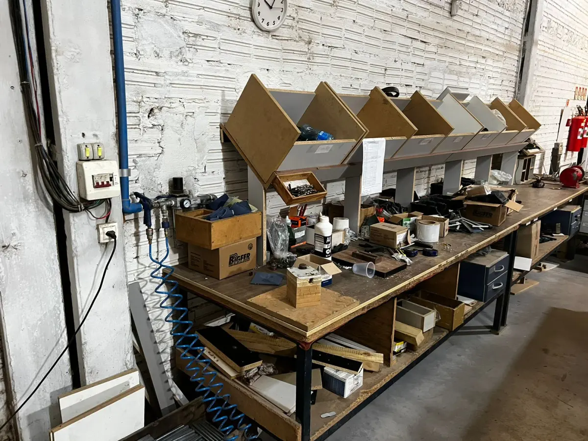 LOTE 040 - Bancada com esmeril, carregadores de baterias, furadeiras 