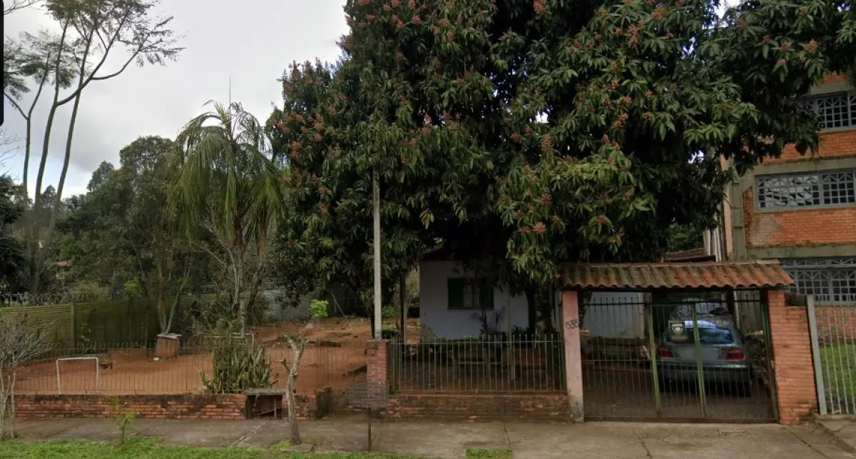 LOTE 000 - Um prédio residencial em alvenaria com área de 111,64m2, sob o nº 533 da Rua Benjamin Altmayer