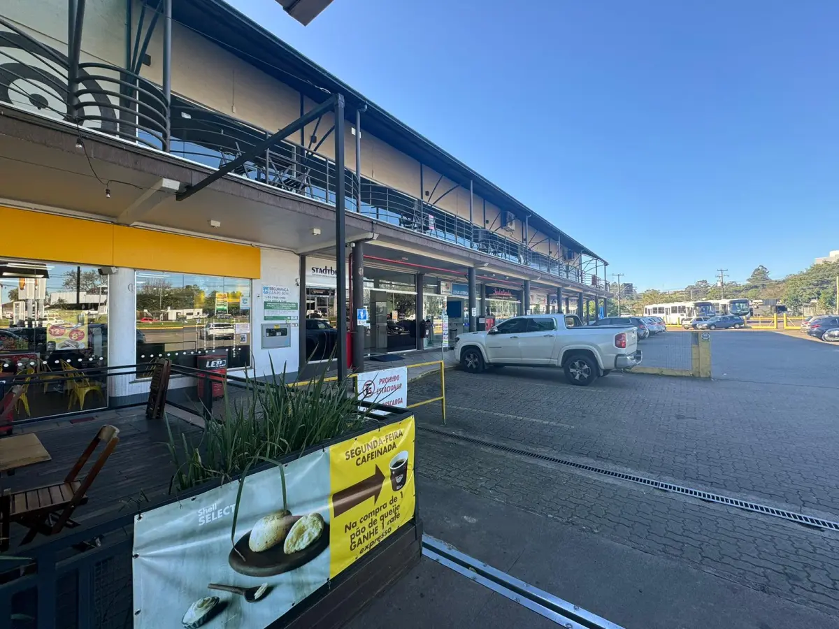 LOTE 002 - Prédio Comercial em alvenaria - shopping de lojas e posto combustivel