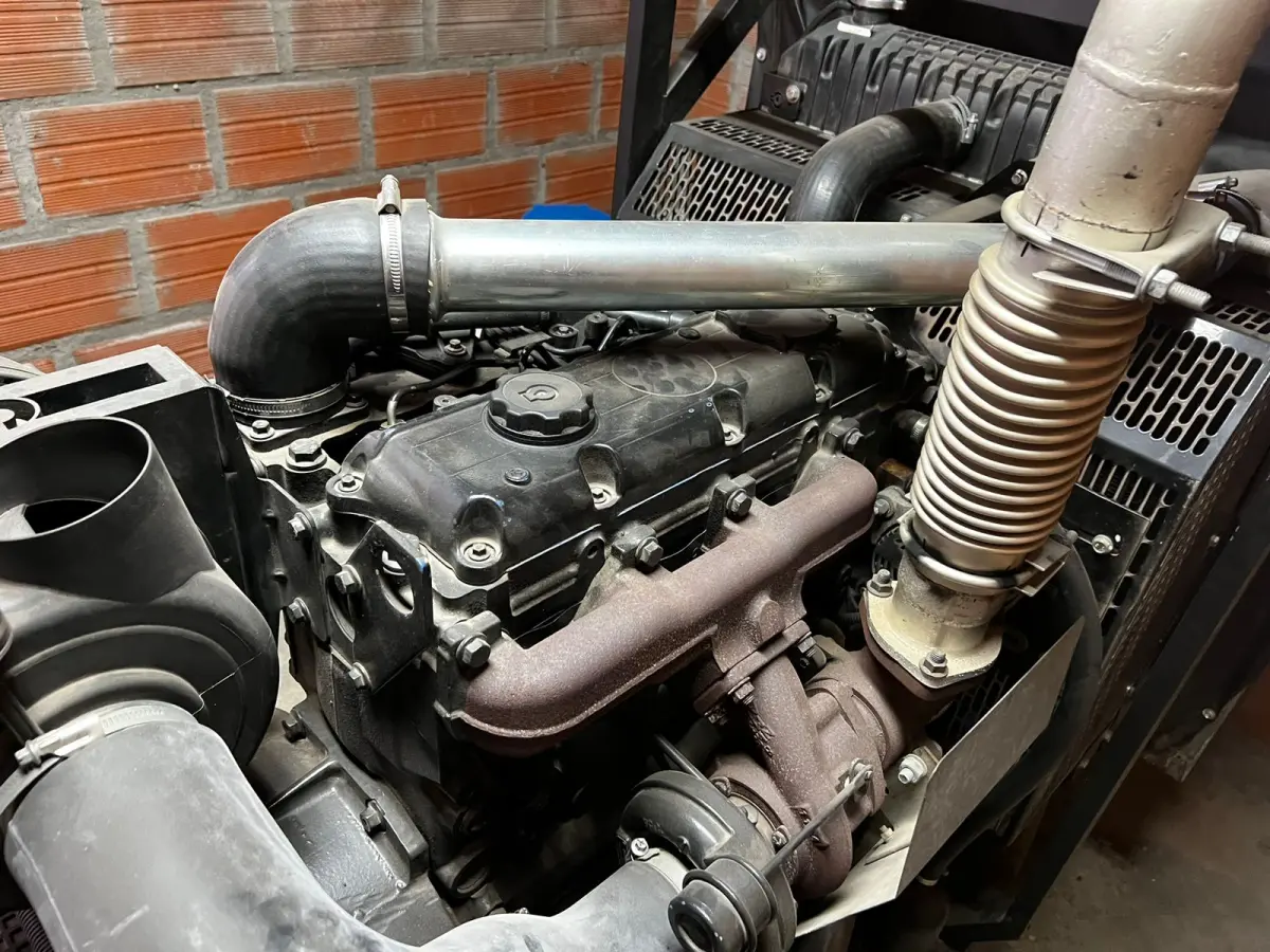 LOTE 121 - Gerador 110KVA motor Perkins 