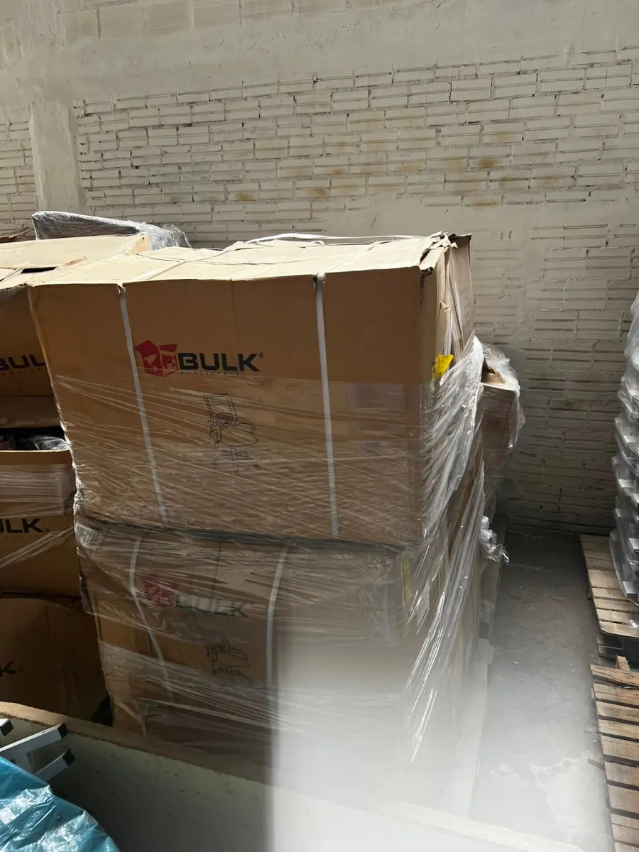 LOTE 133 - Lote de cadeiras em caixas 