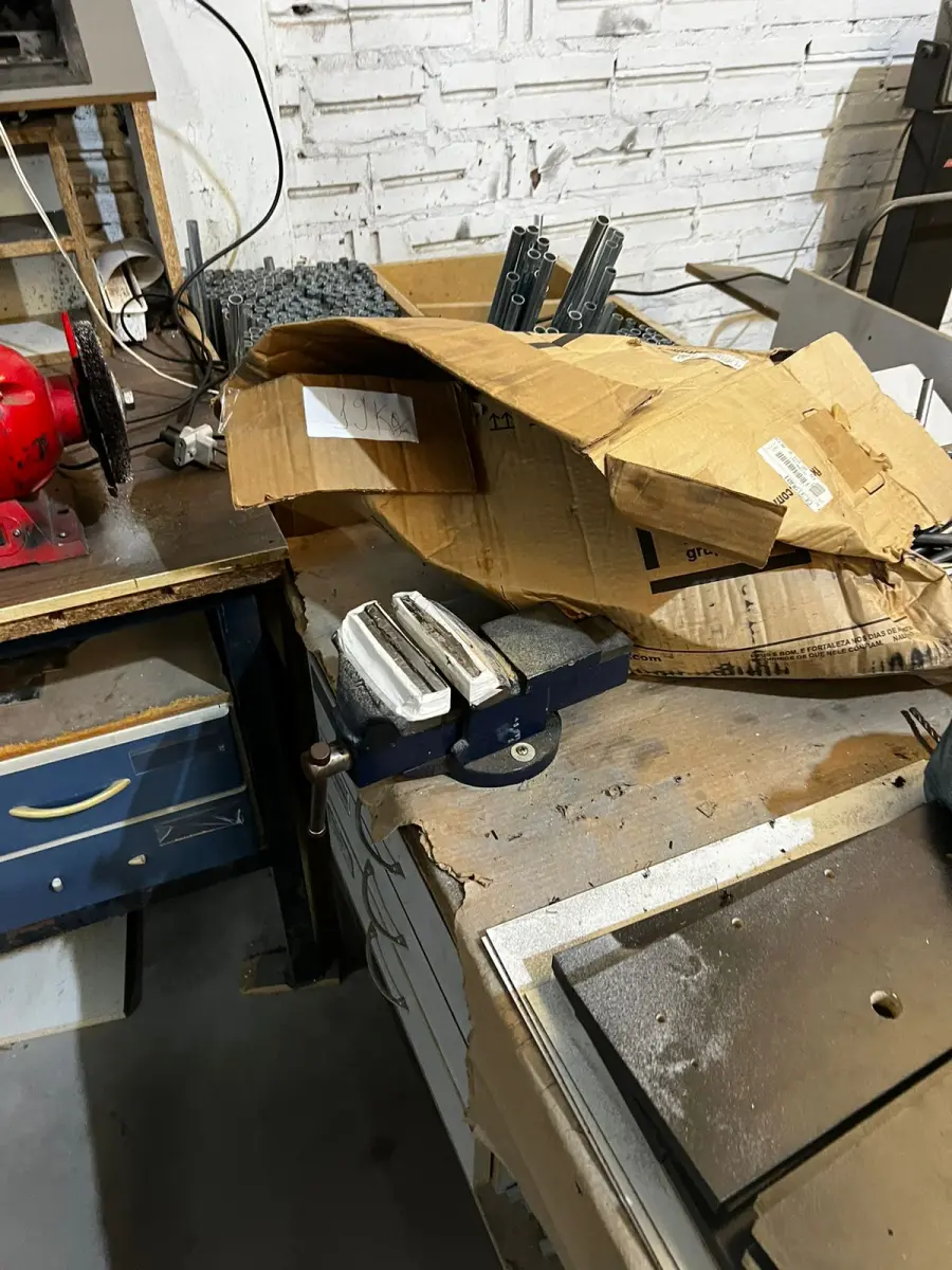 LOTE 039 - Lote de mesa com esmeril, morsa