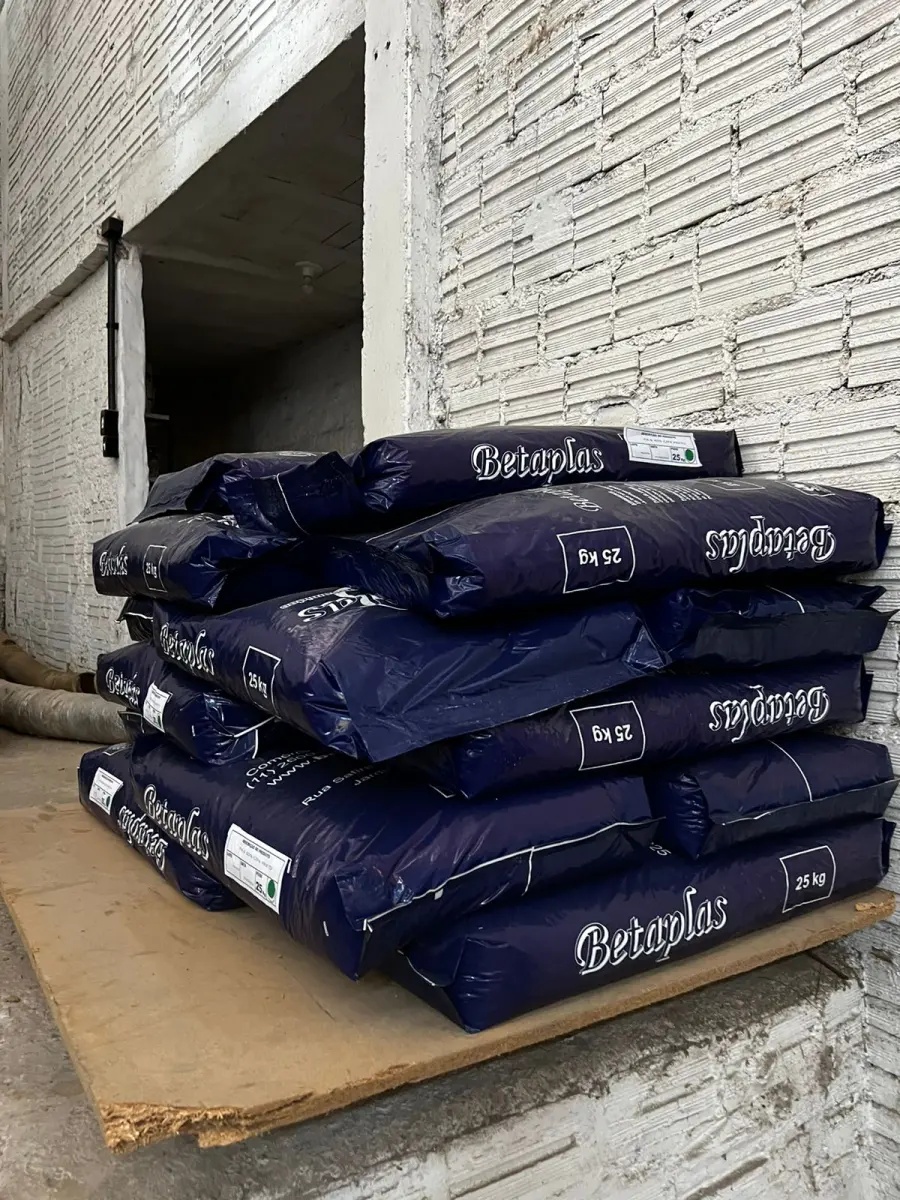 LOTE 081 - Lote aproximado de 10 sacos de 25kg cada de poliamida 