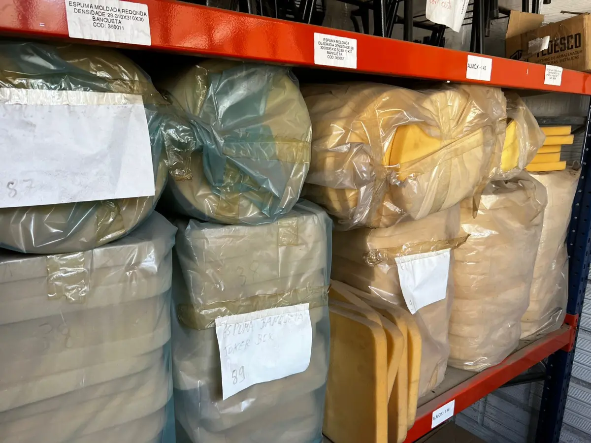 LOTE 035 - Lote de componentes para montagem de cadeiras 