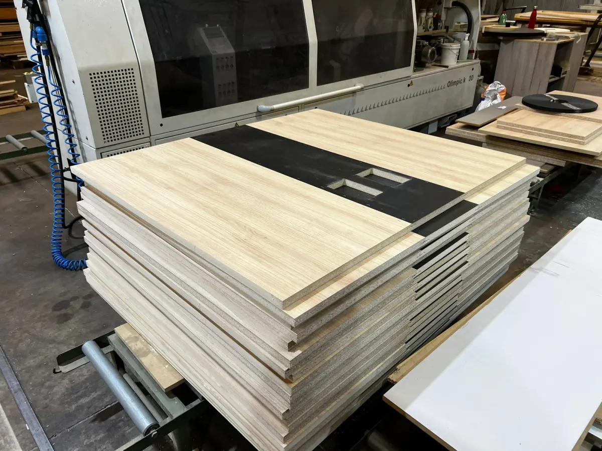 LOTE 034 - Lote de placas de MDF e MDP e corrugados (retalhos e placas)