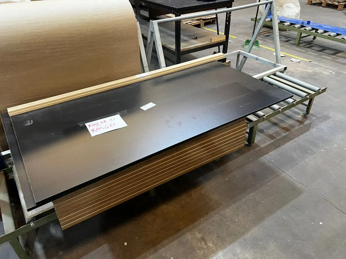 LOTE 034 - Lote de placas de MDF e MDP e corrugados (retalhos e placas)