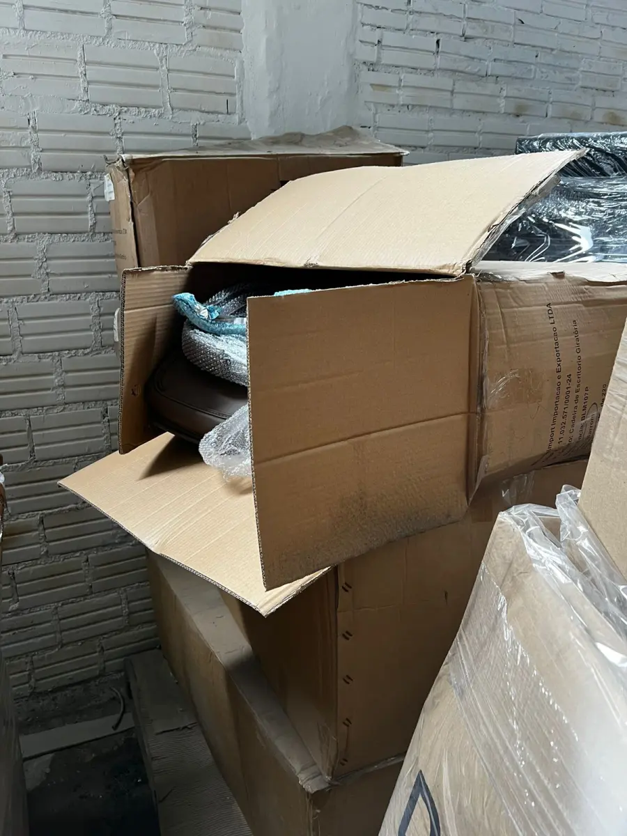 LOTE 133 - Lote de cadeiras em caixas 