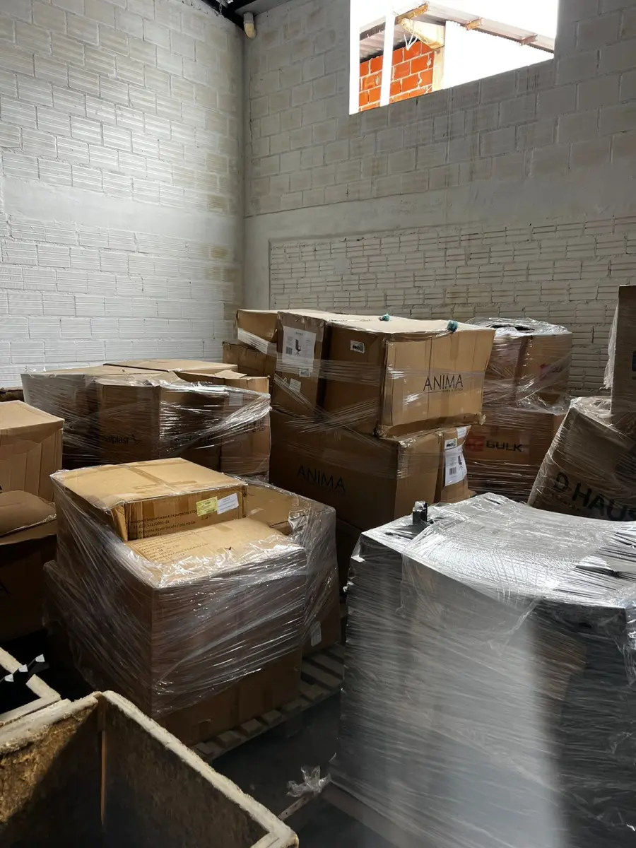 LOTE 133 - Lote de cadeiras em caixas 