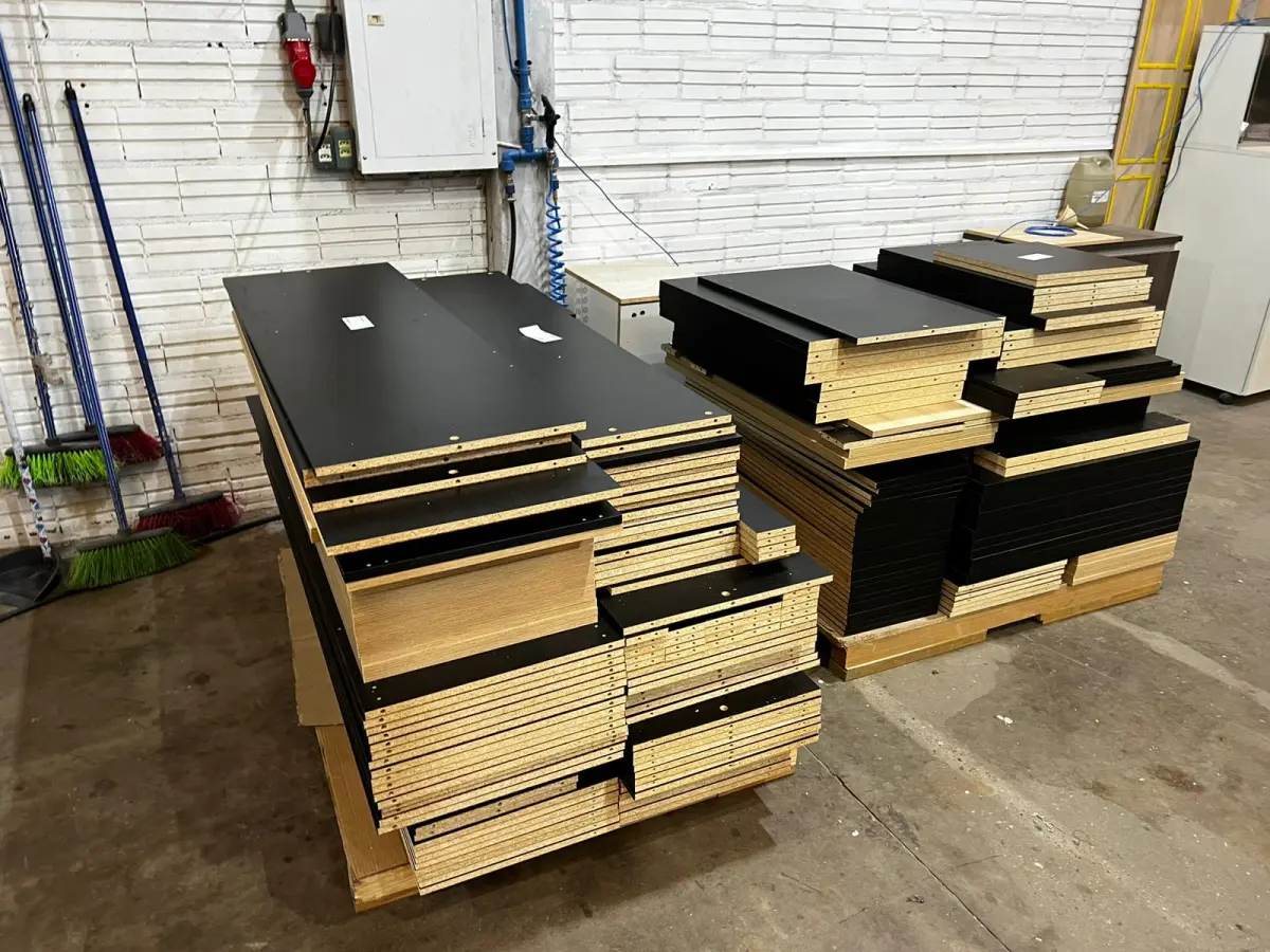 LOTE 034 - Lote de placas de MDF e MDP e corrugados (retalhos e placas)