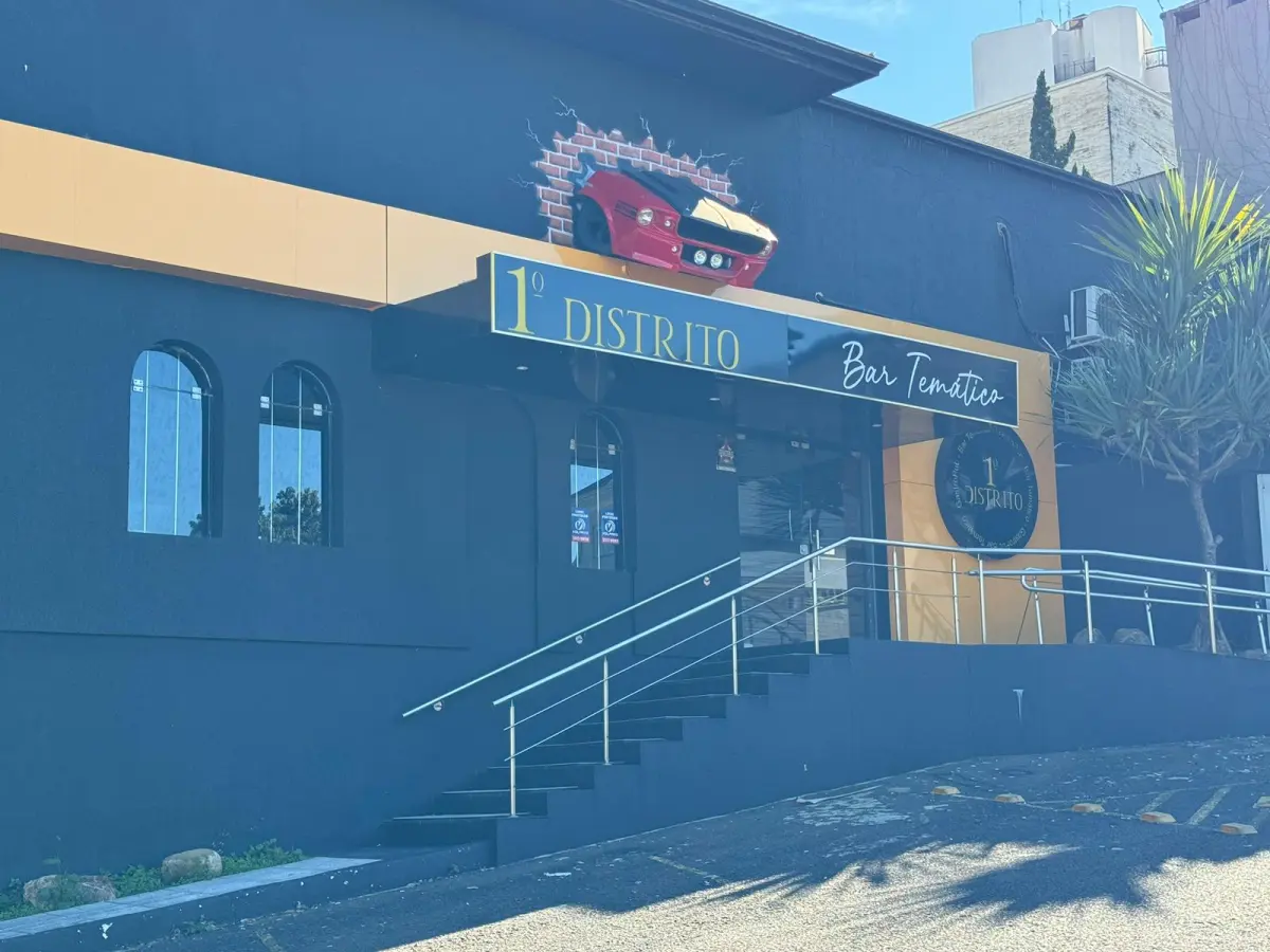 LOTE 011 - Prédio de alvenaria, em terreno de 10m(Av 3) por 30,50 de esquina