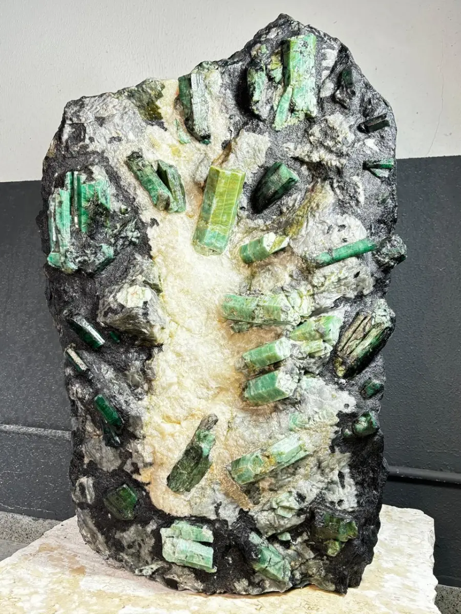 LOTE 001 - CANGA DE ESMERALDA COM 225 KG "CORAÇÃO DA BAHIA" COM LAUDO E DOCUMENTOS