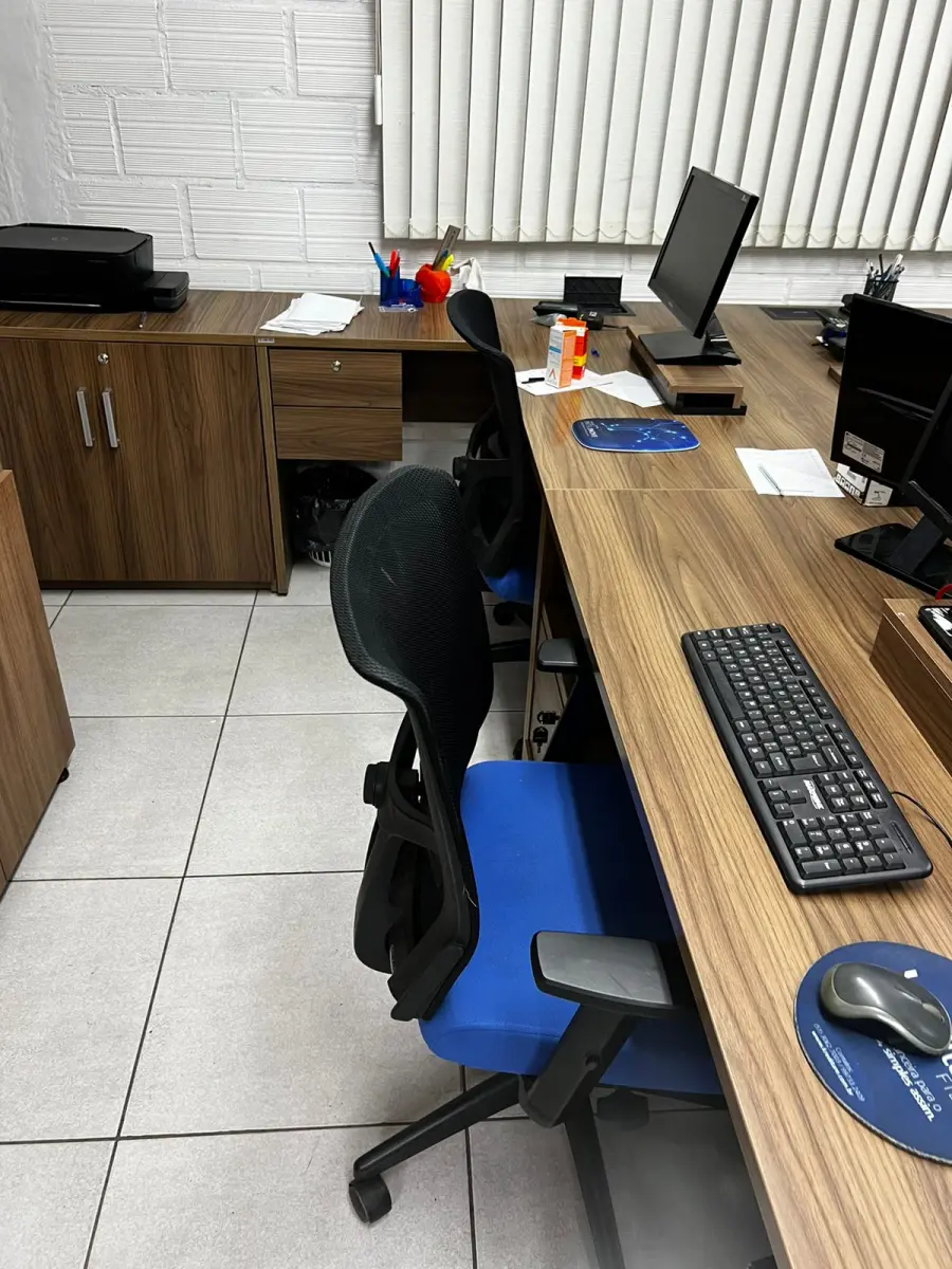 LOTE 019 - Mesa e mesa em l e 2 cadeiras azuis 