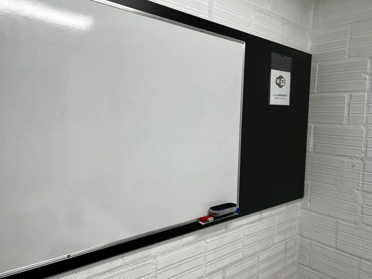 LOTE 004 - Quadro branco para anotações 