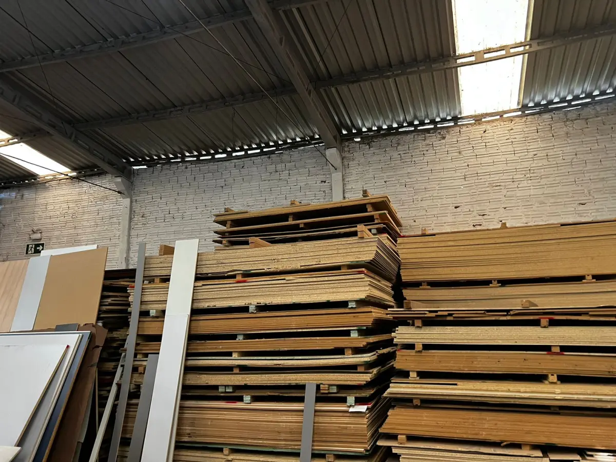 LOTE 034 - Lote de placas de MDF e MDP e corrugados (retalhos e placas)