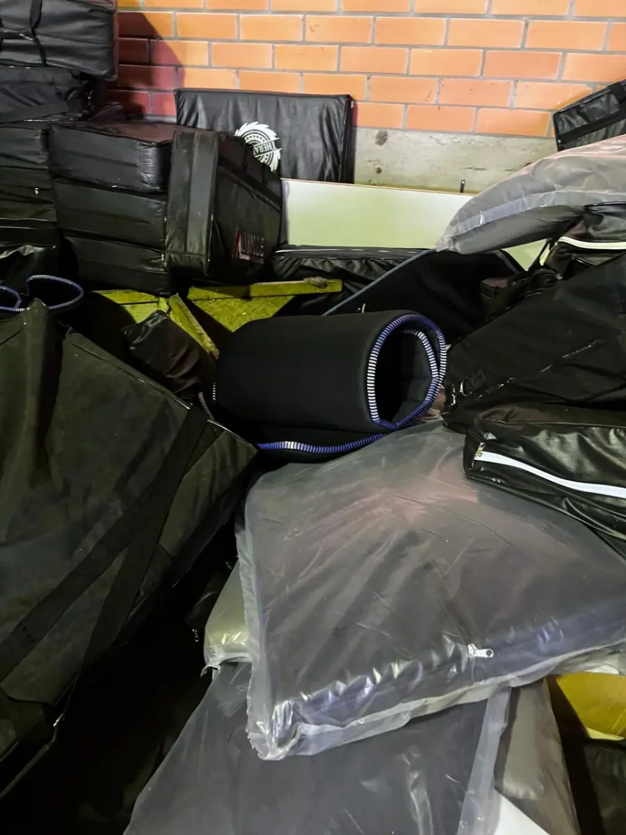 LOTE 007 - Lote de colchoes e mantas massageadoras, lote de espumas e colchões,