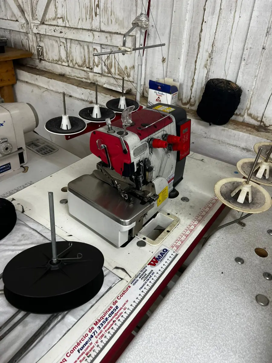 LOTE 000 - Máquinas costura (overlock Jack, plana, overlock antiga, plana Lumak, plana Lanmax, over vermelha) BENS EM  PRESIDENTE GETULIO - SC