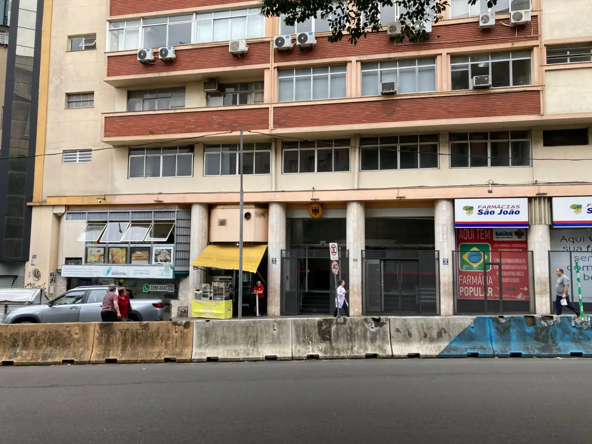 LOTE 002 - O imóvel, conjunto nº 43 do Edifício Candido José de Godoy, localizado na Rua Professor Annes Dias, nº 112, Bairro Centro, Porto Alegre/RS