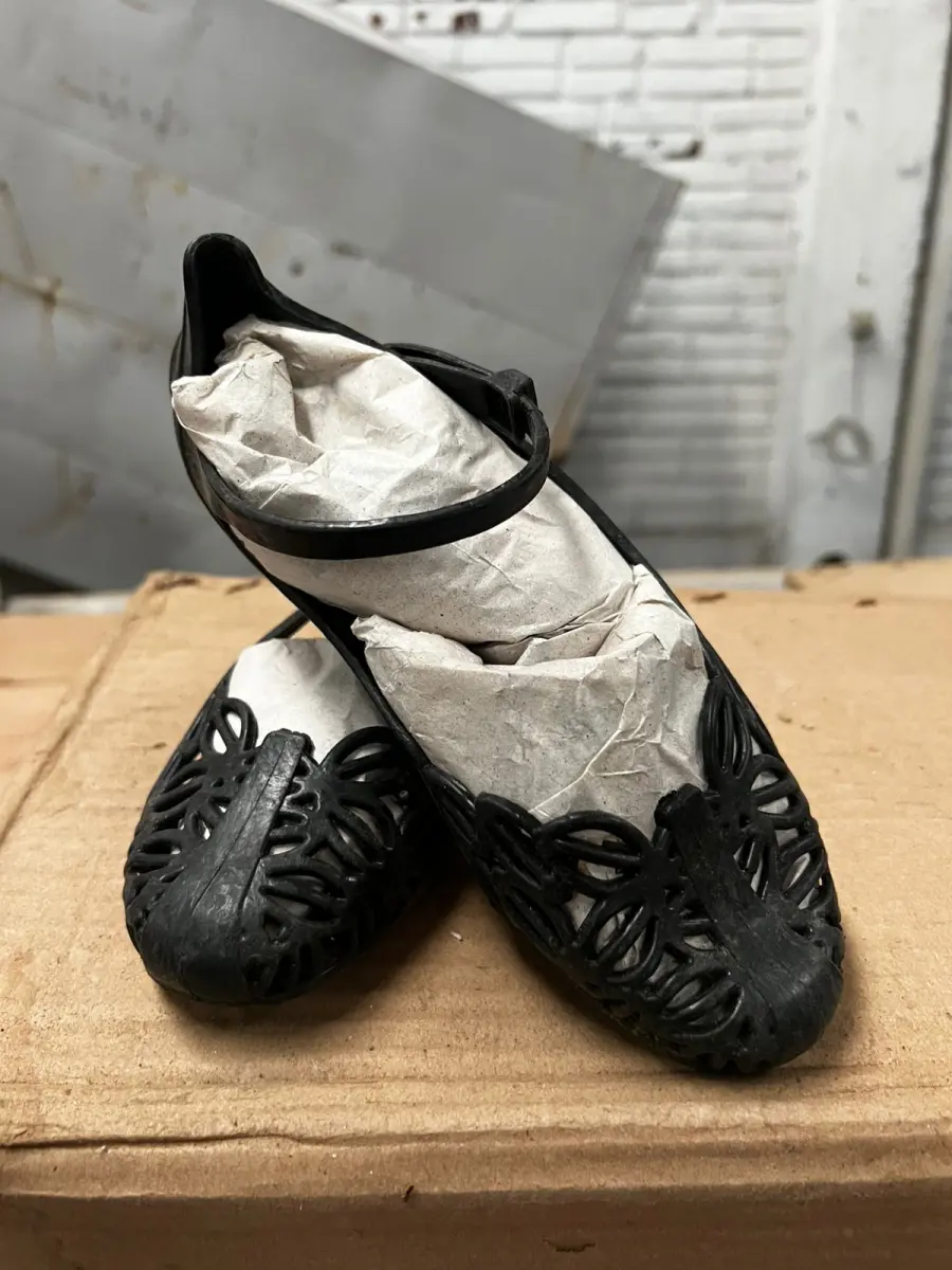 LOTE 000 - 480 pares de sandálias de plástico