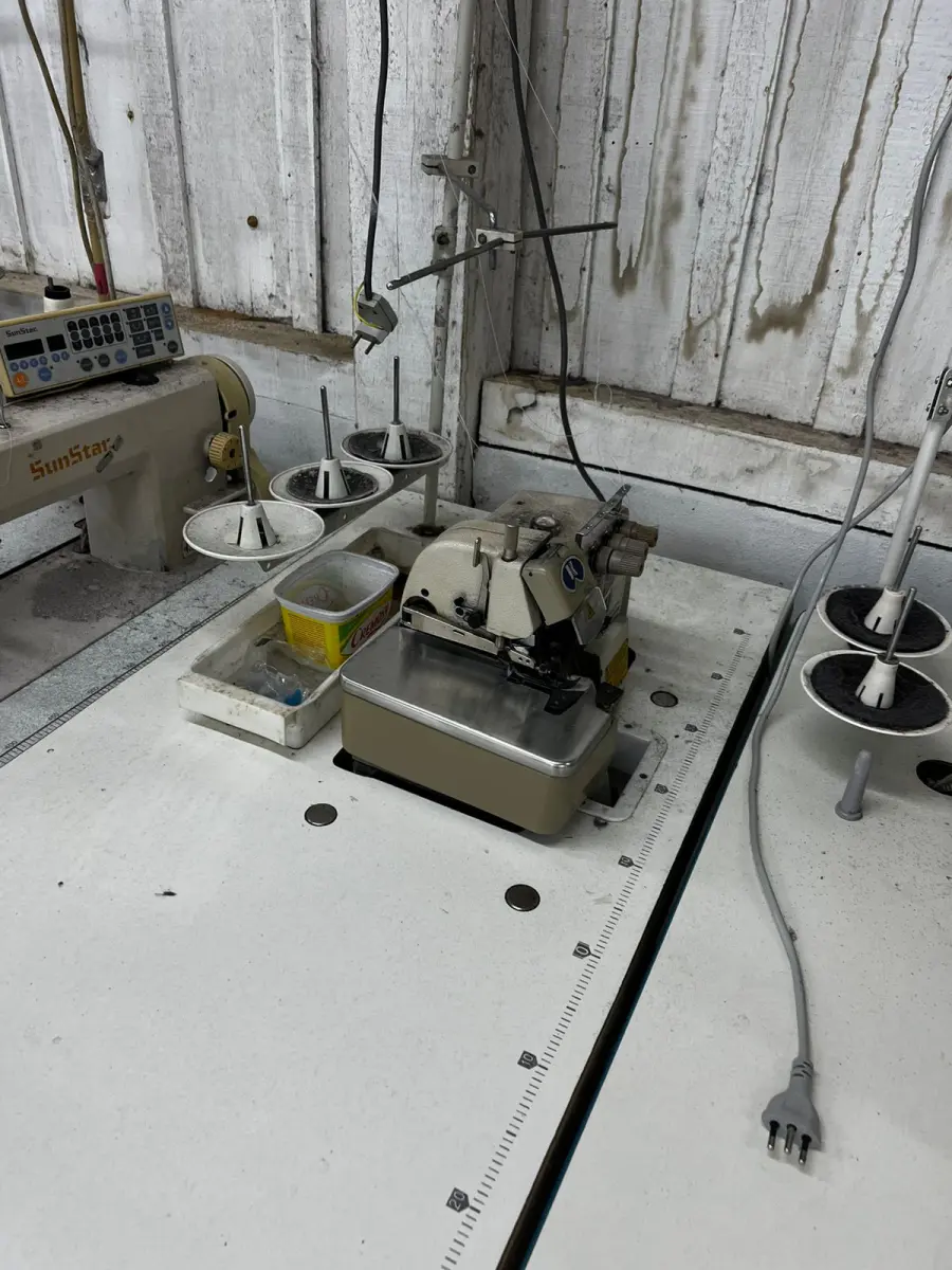 LOTE 000 - Máquinas costura (overlock Jack, plana, overlock antiga, plana Lumak, plana Lanmax, over vermelha) BENS EM  PRESIDENTE GETULIO - SC