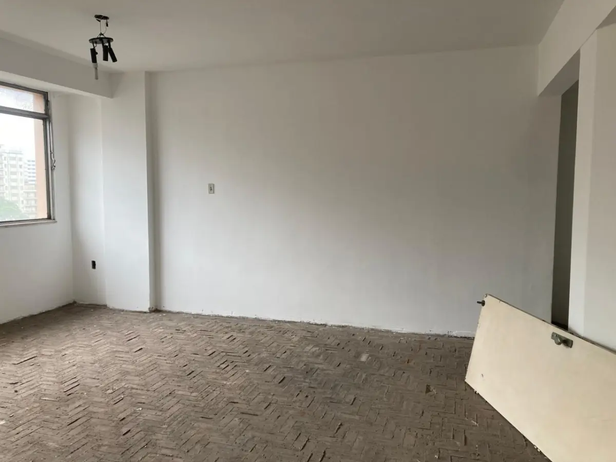 LOTE 002 - O imóvel, conjunto nº 43 do Edifício Candido José de Godoy, localizado na Rua Professor Annes Dias, nº 112, Bairro Centro, Porto Alegre/RS