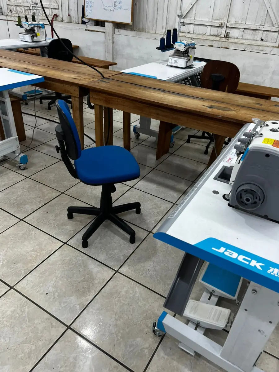 LOTE 000 - Máquinas costura (overlock Jack, plana, overlock antiga, plana Lumak, plana Lanmax, over vermelha) BENS EM  PRESIDENTE GETULIO - SC