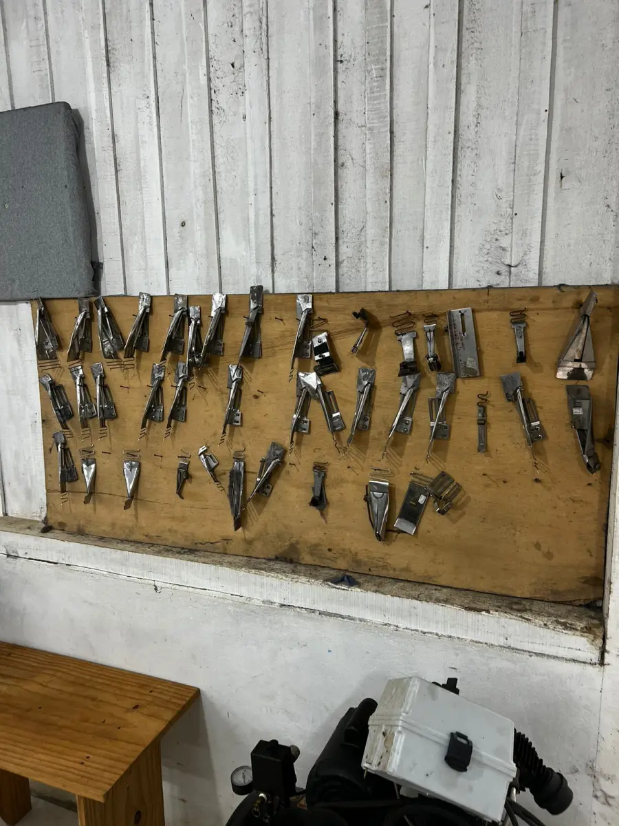 LOTE 000 - Máquinas costura (overlock Jack, plana, overlock antiga, plana Lumak, plana Lanmax, over vermelha) BENS EM  PRESIDENTE GETULIO - SC