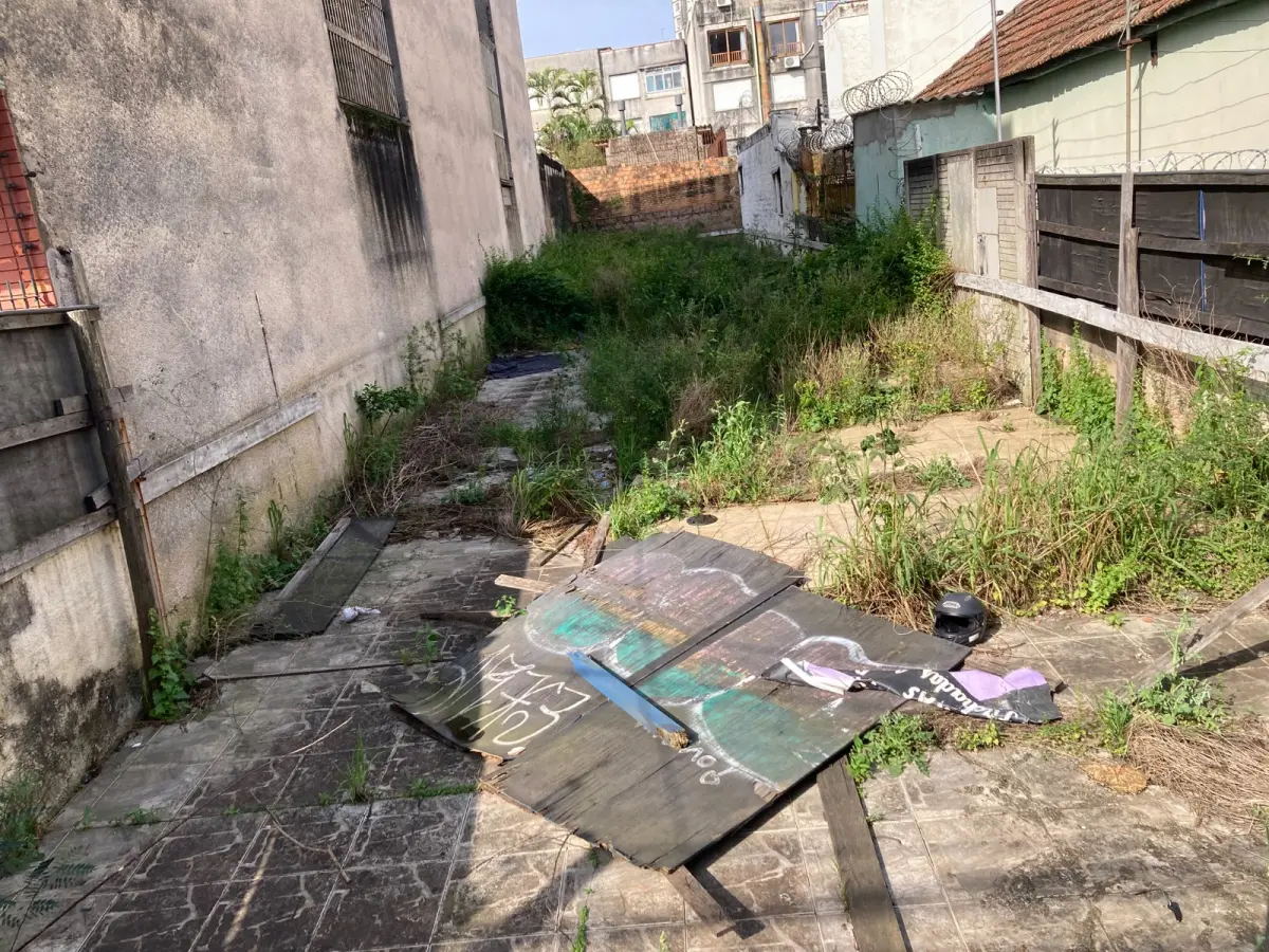 LOTE 000 - Um terreno medindo 6m60 de frente à rua General Lima e Silva, e fundos a meia quadra, de 46m00