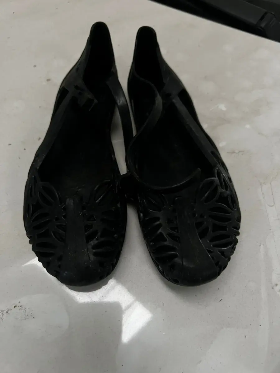 LOTE 000 - 480 pares de sandálias de plástico