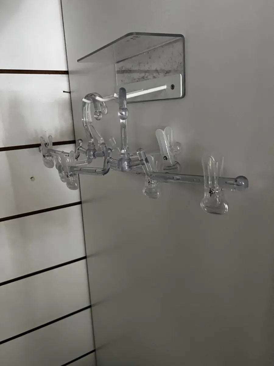 LOTE 000 - Lote com aproximadamente 3.500 peças de roupas e seus cabides (toda a loja): vestidos, saias, moletons, casacos, bermudas, calças, camisetas