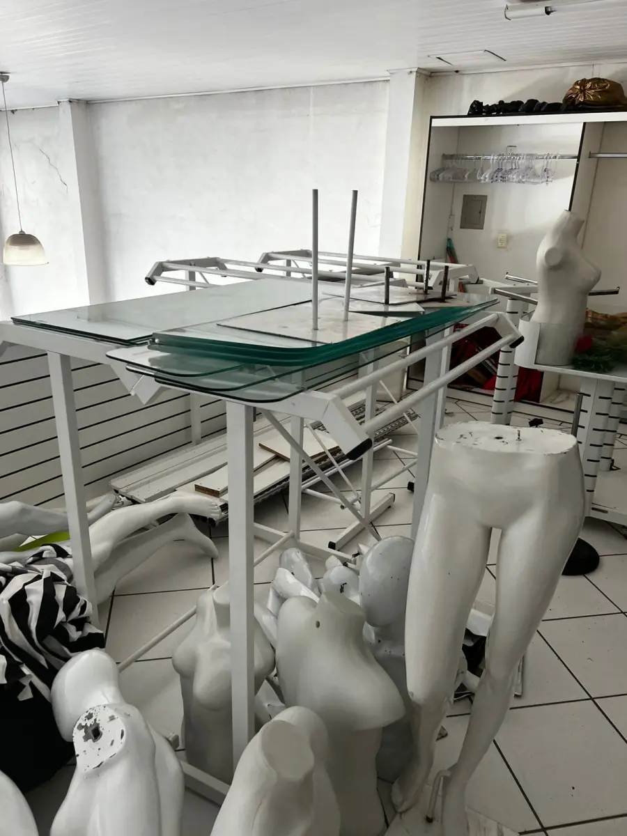 LOTE 000 - Lote com aproximadamente 3.500 peças de roupas e seus cabides (toda a loja): vestidos, saias, moletons, casacos, bermudas, calças, camisetas