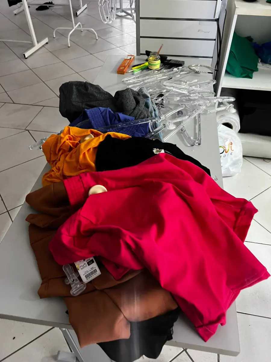 LOTE 000 - Lote com aproximadamente 3.500 peças de roupas e seus cabides (toda a loja): vestidos, saias, moletons, casacos, bermudas, calças, camisetas