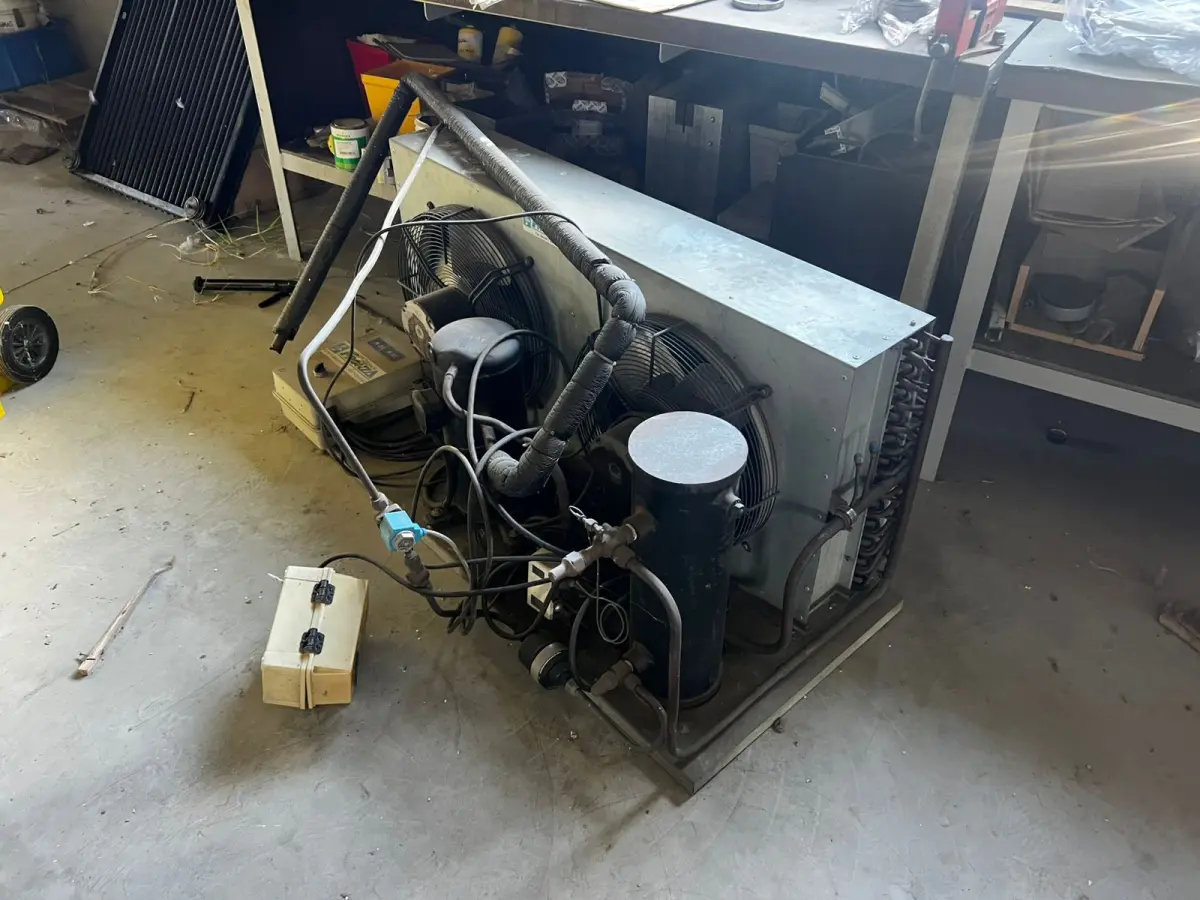 LOTE 000 - SOPRADORA BEKUM, MÃO FRANCESA C/ TALHA ELÉTRICA, UNIDADE DE RESFRIAMENTO, MOTOR P/ REFRIGERAÇÃO, GIRAFA HIDRÁULICA E MÓVEIS DIVERSOS