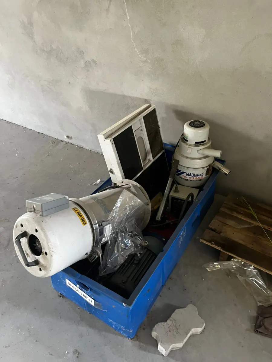 LOTE 000 - SOPRADORA BEKUM, MÃO FRANCESA C/ TALHA ELÉTRICA, UNIDADE DE RESFRIAMENTO, MOTOR P/ REFRIGERAÇÃO, GIRAFA HIDRÁULICA E MÓVEIS DIVERSOS