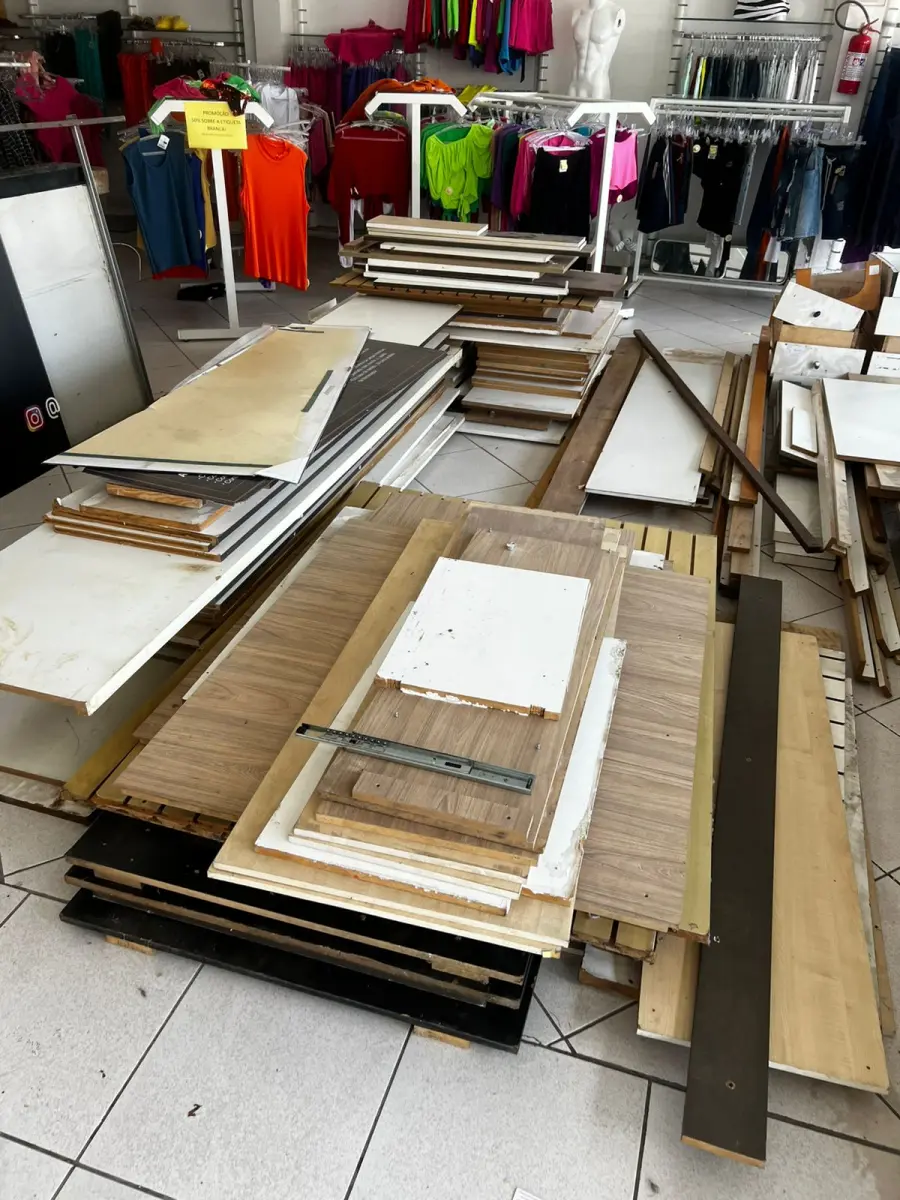 LOTE 000 - Lote com aproximadamente 3.500 peças de roupas e seus cabides (toda a loja): vestidos, saias, moletons, casacos, bermudas, calças, camisetas