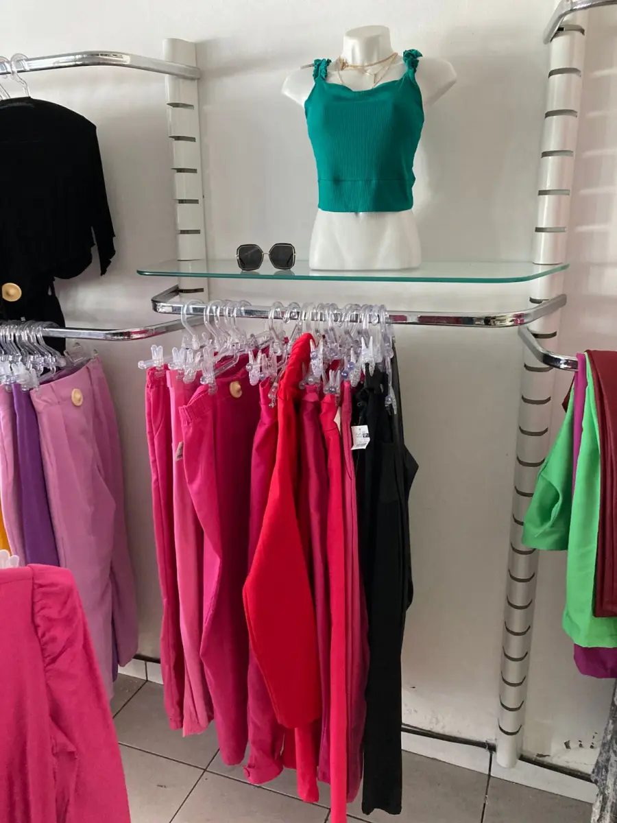 LOTE 000 - Lote com aproximadamente 3.500 peças de roupas e seus cabides (toda a loja): vestidos, saias, moletons, casacos, bermudas, calças, camisetas