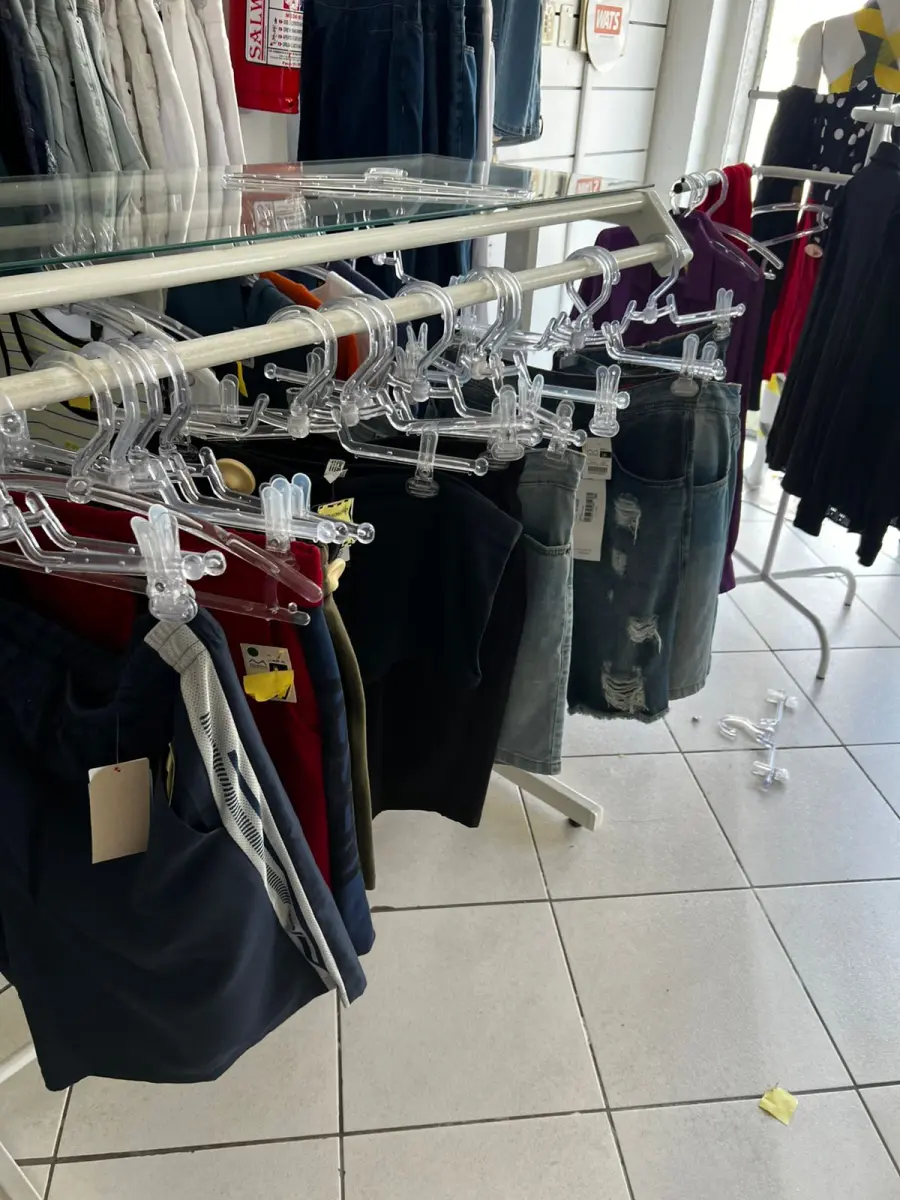 LOTE 000 - Lote com aproximadamente 3.500 peças de roupas e seus cabides (toda a loja): vestidos, saias, moletons, casacos, bermudas, calças, camisetas