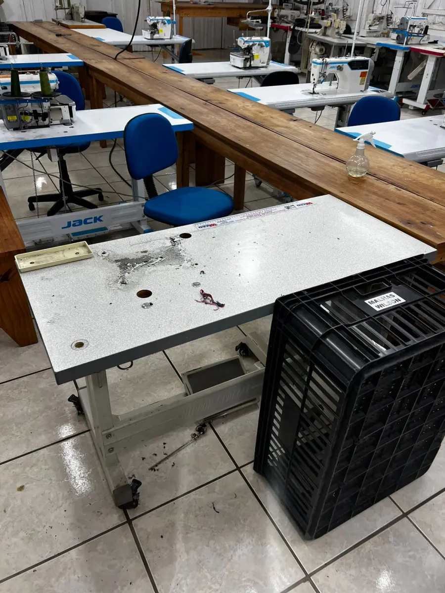 LOTE 000 - Máquinas costura (overlock Jack, plana, overlock antiga, plana Lumak, plana Lanmax, over vermelha) BENS EM  PRESIDENTE GETULIO - SC