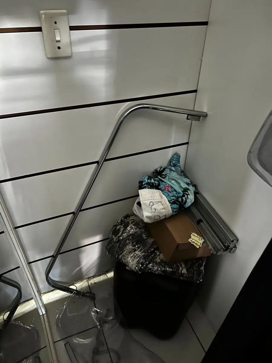 LOTE 000 - Lote com aproximadamente 3.500 peças de roupas e seus cabides (toda a loja): vestidos, saias, moletons, casacos, bermudas, calças, camisetas