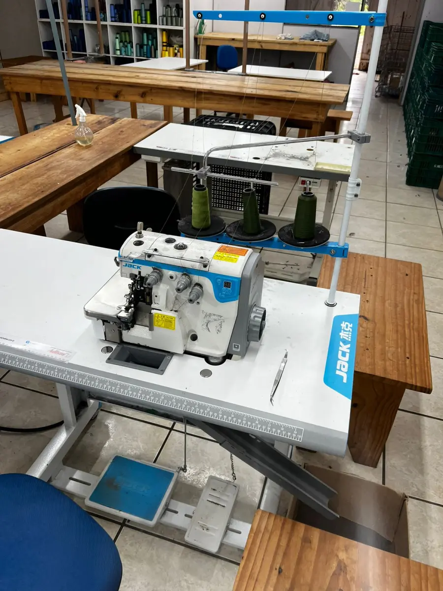 LOTE 000 - Máquinas costura (overlock Jack, plana, overlock antiga, plana Lumak, plana Lanmax, over vermelha) BENS EM  PRESIDENTE GETULIO - SC