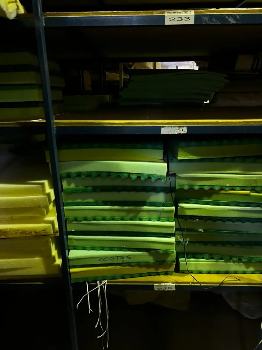 LOTE 007 - Lote de colchoes e mantas massageadoras, lote de espumas e colchões,