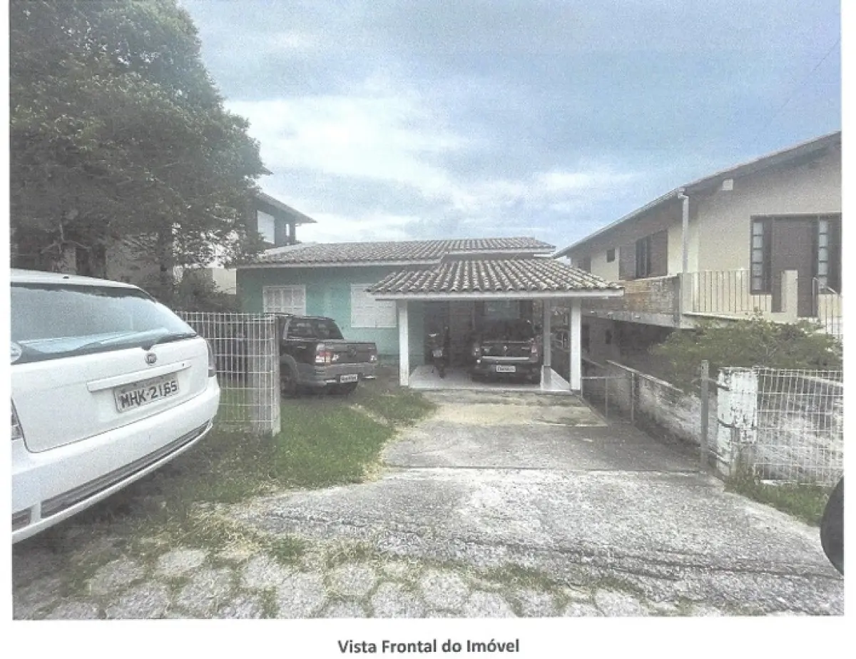 LOTE 000 - Cessão de direito de posse de imóvel, situado na Servidão Dona Estelina, nº 86, Pinguirito, Garopaba/SC, com aproximadamente 121 m² de alvenaria, sendo um terreno urbano, medindo 11,00 metros de frente e de fundos por 27,00 metros ditos de frente a fundos